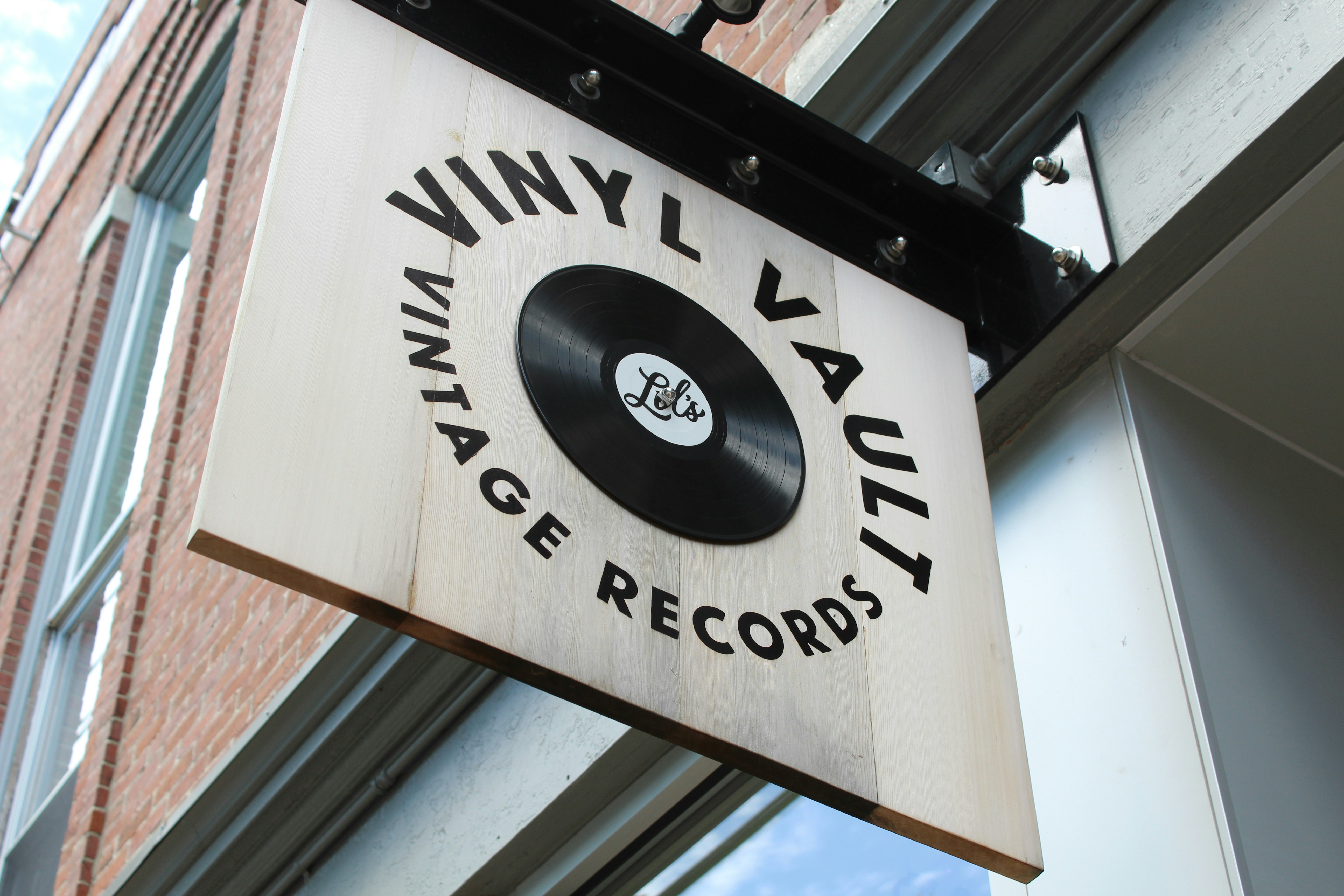 Vinyl records distribution